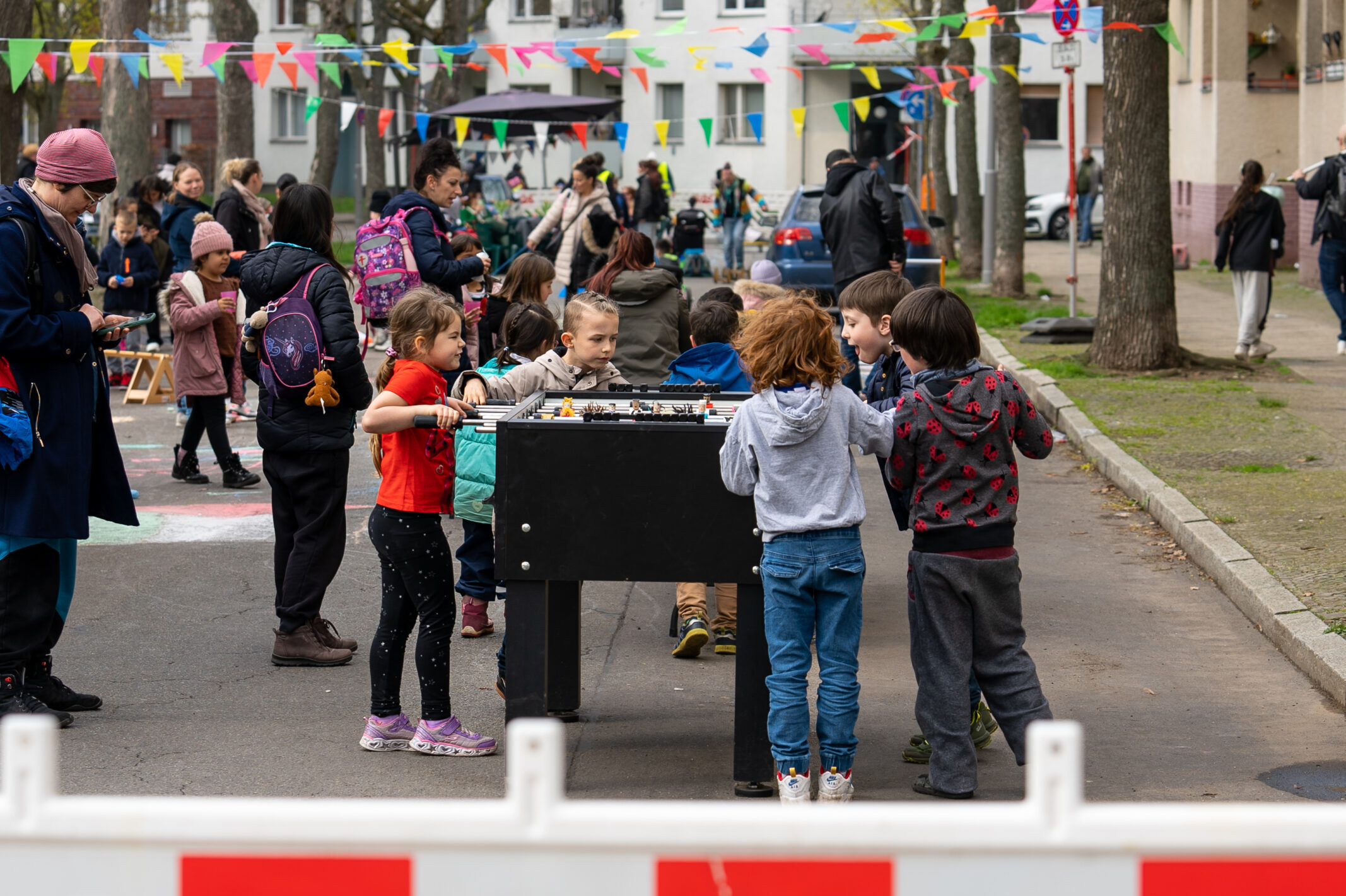 Kinder spielen auf der Spielstraße